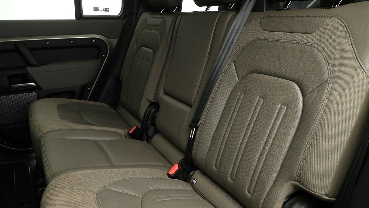 Land Rover Defender 110 Image 4