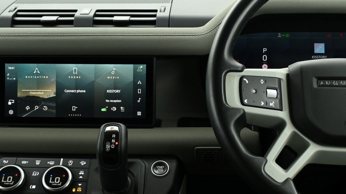 Land Rover Defender 110 Image 14