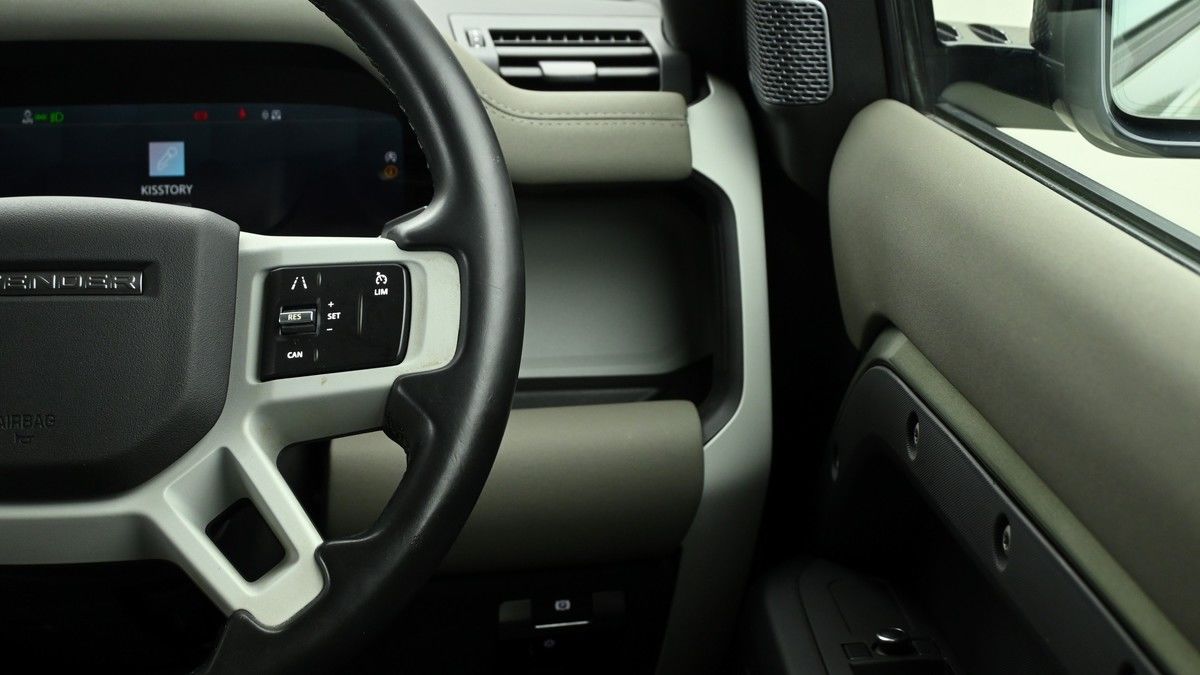 Land Rover Defender 110 Image 15