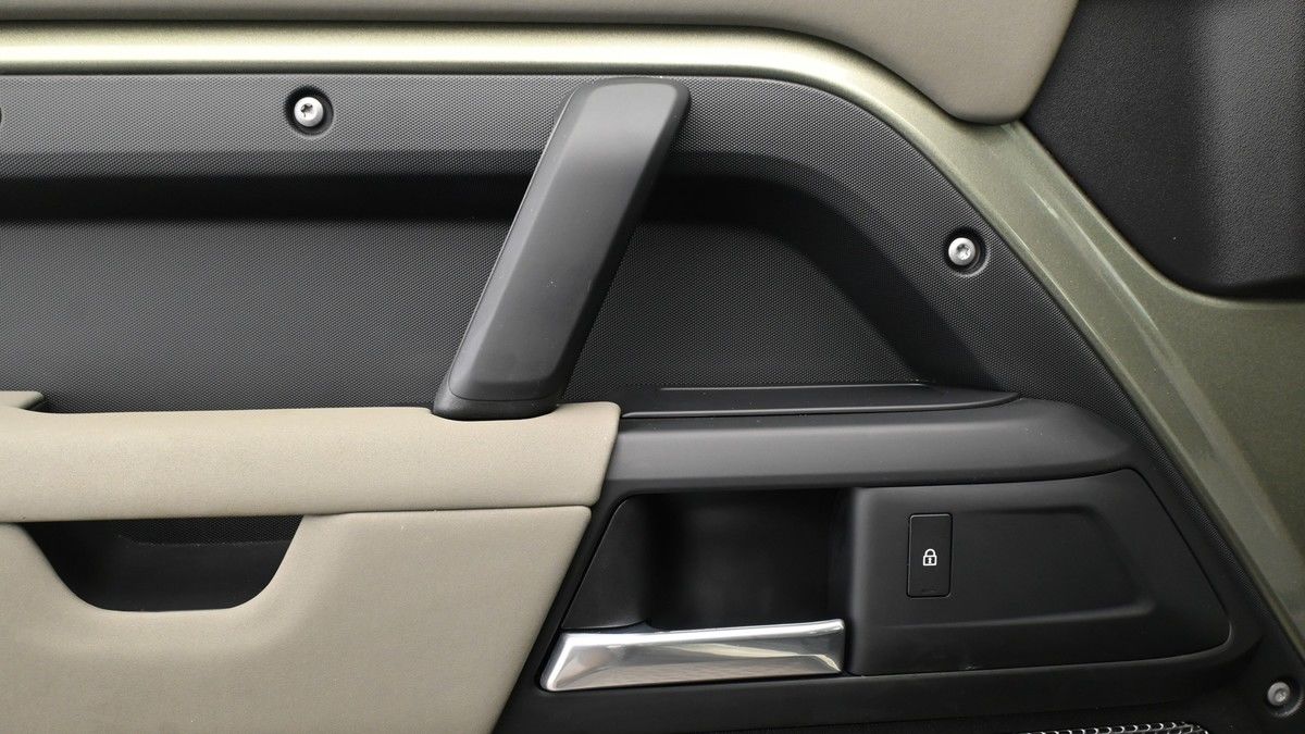 Land Rover Defender 110 Image 12