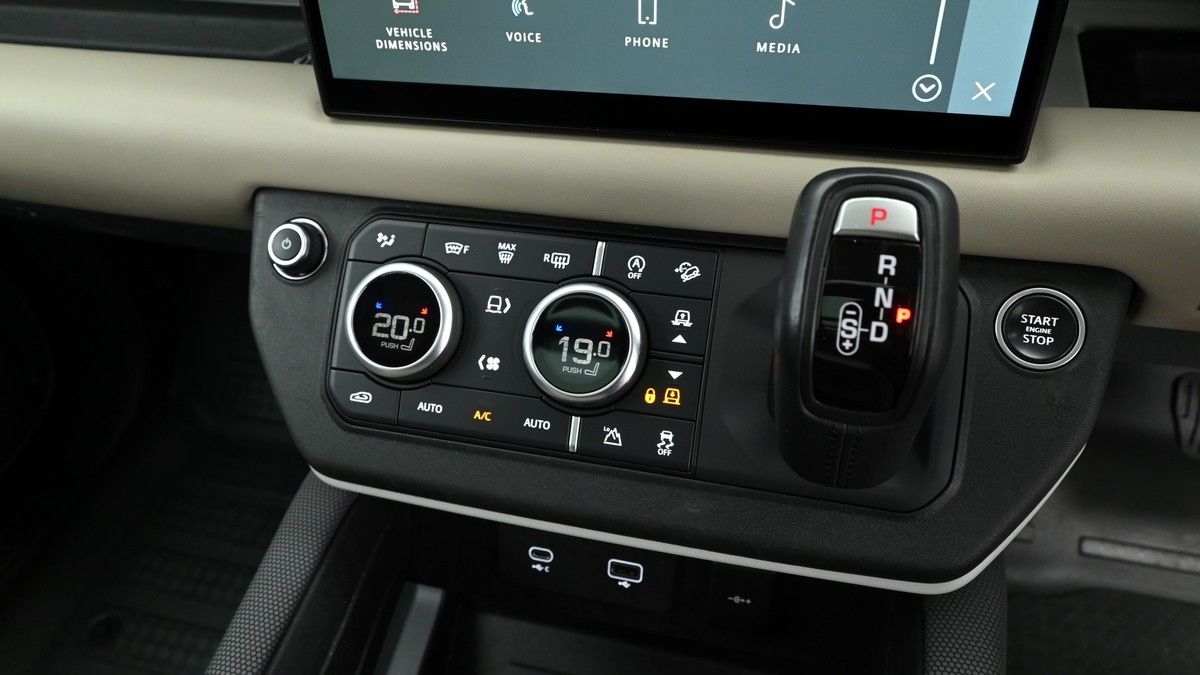 Land Rover Defender 110 Image 12
