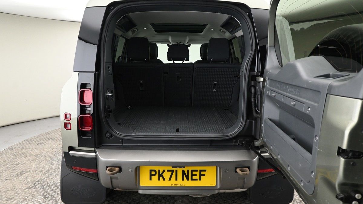 Land Rover Defender 110 Image 10