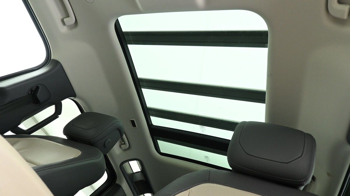 Land Rover Defender 110 Image 2