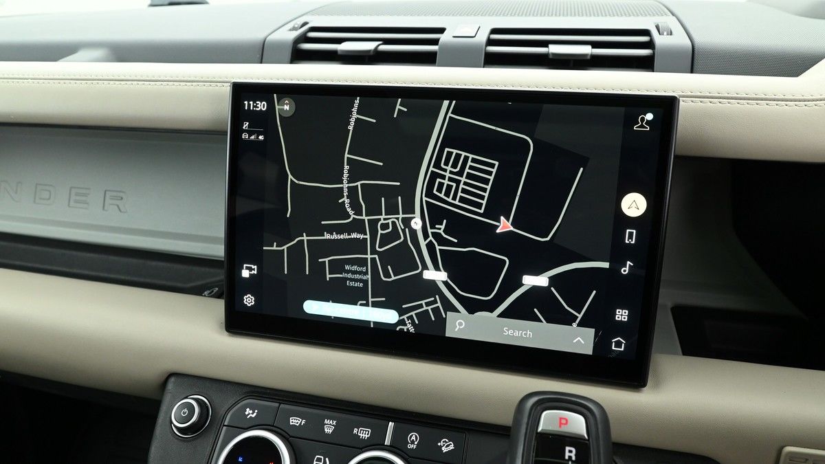 Land Rover Defender 110 Image 11