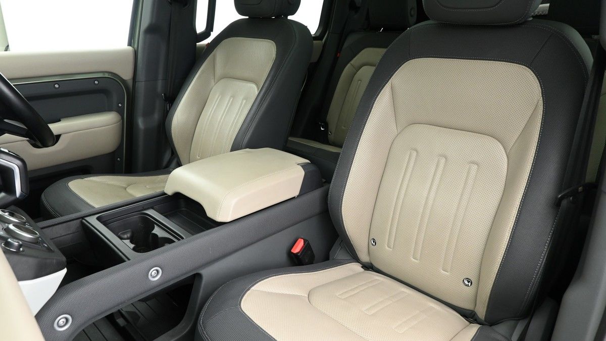 Land Rover Defender 110 Image 4