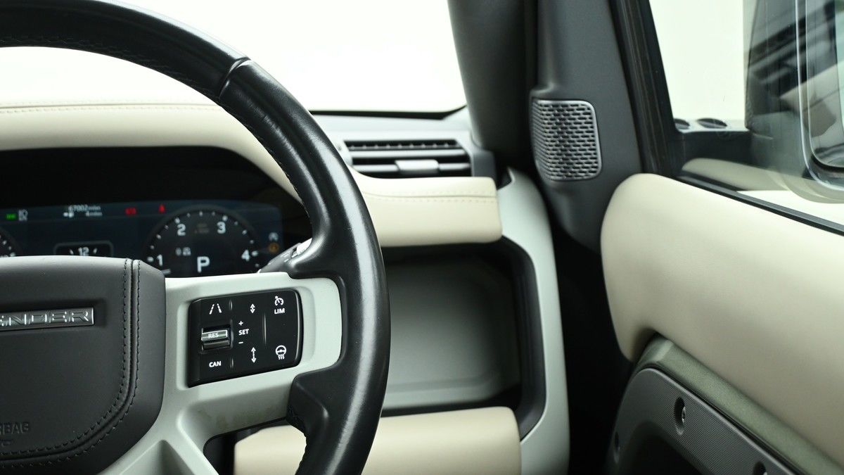 Land Rover Defender 110 Image 16