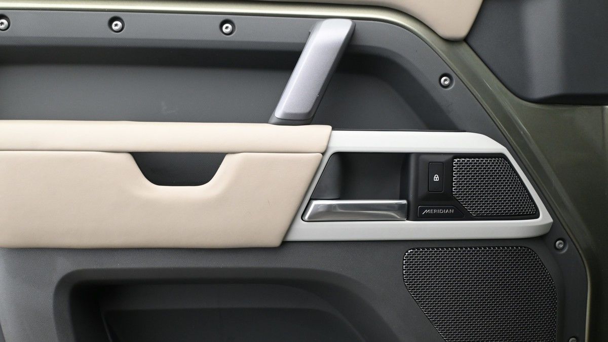 Land Rover Defender 110 Image 13