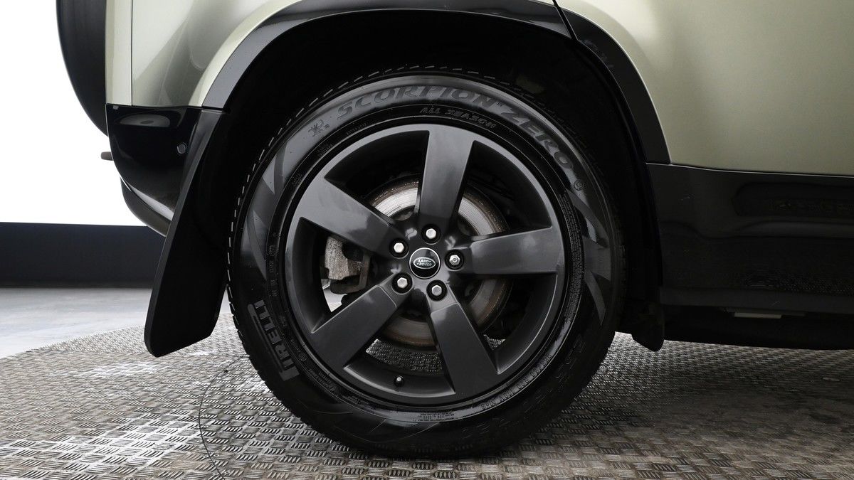 Land Rover Defender 110 Image 9