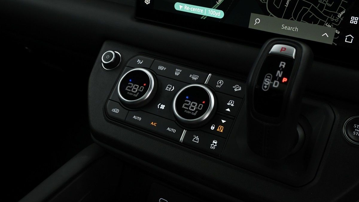 Land Rover Defender 110 Image 12