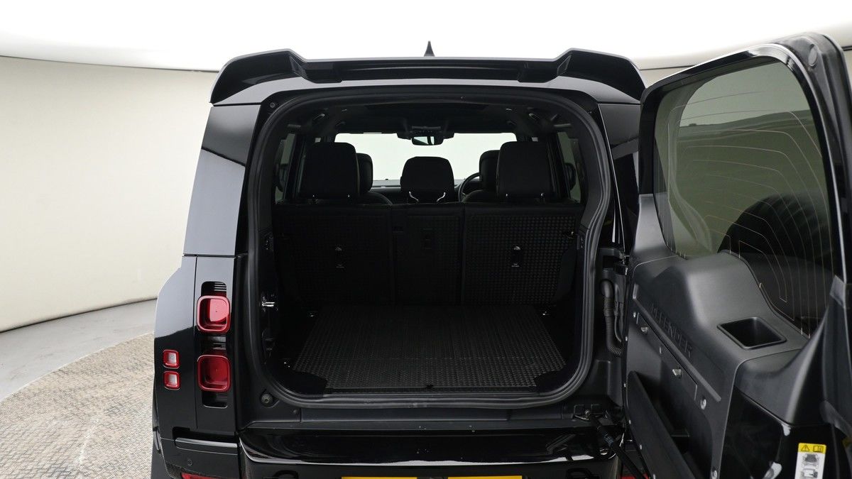 Land Rover Defender 110 Image 10