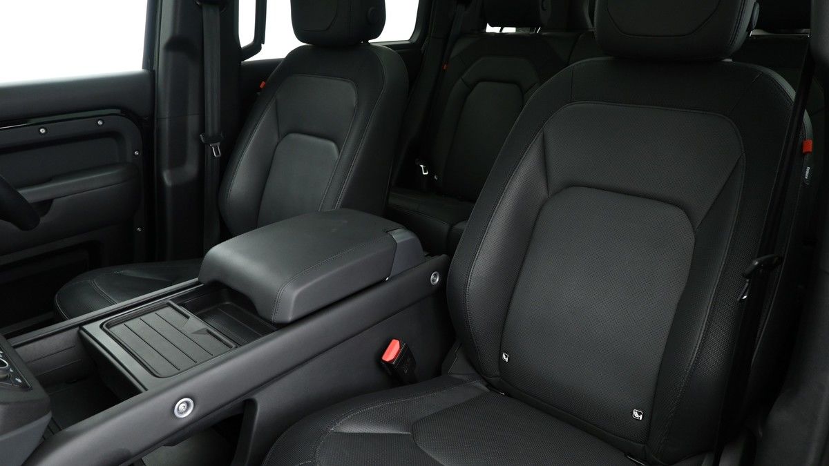 Land Rover Defender 110 Image 4