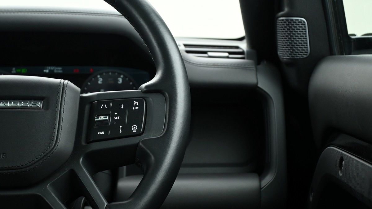 Land Rover Defender 110 Image 16