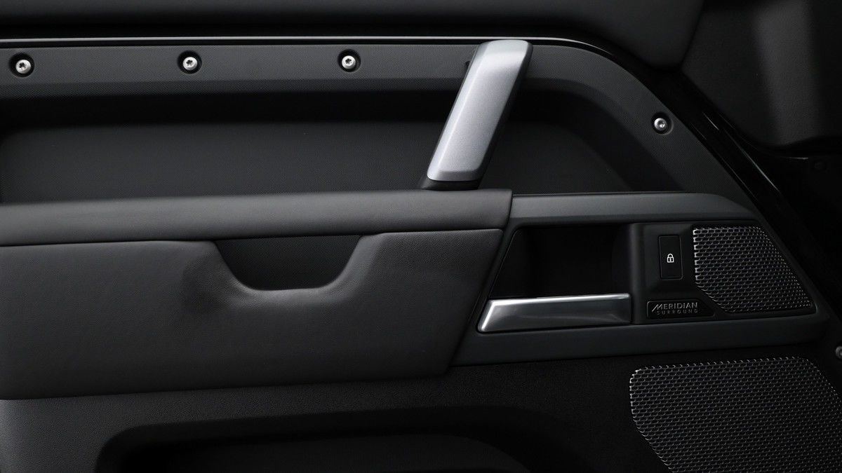 Land Rover Defender 110 Image 13