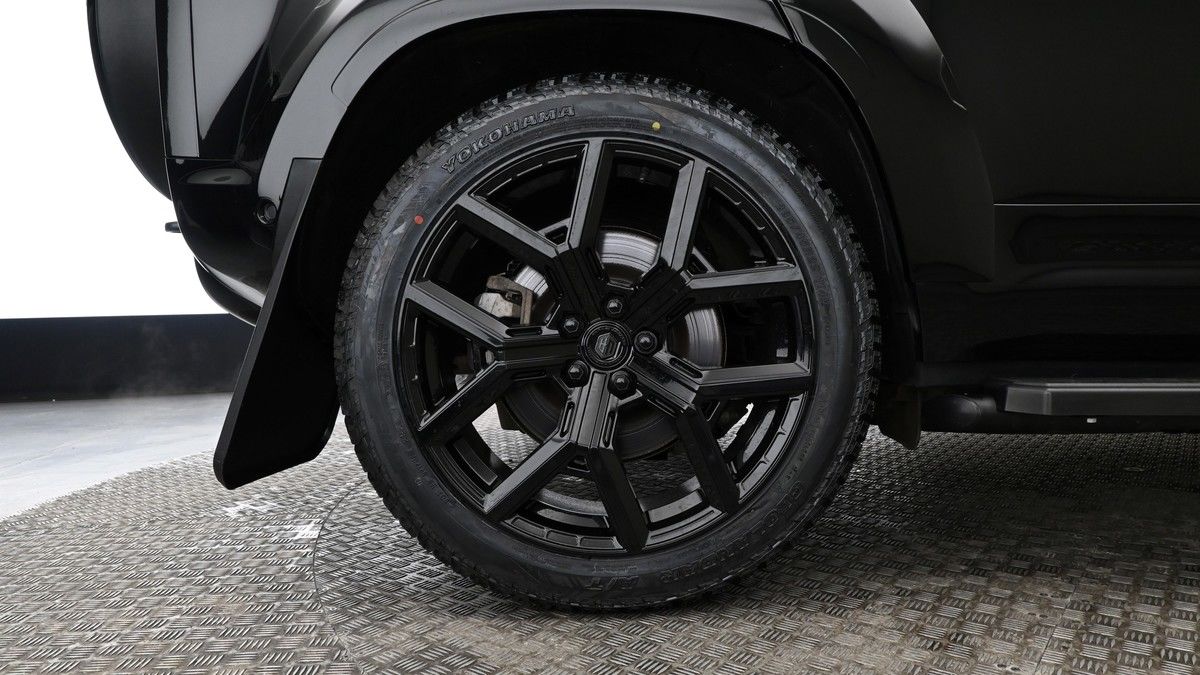Land Rover Defender 110 Image 9