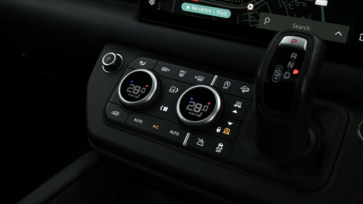 Land Rover Defender 110 Image 12