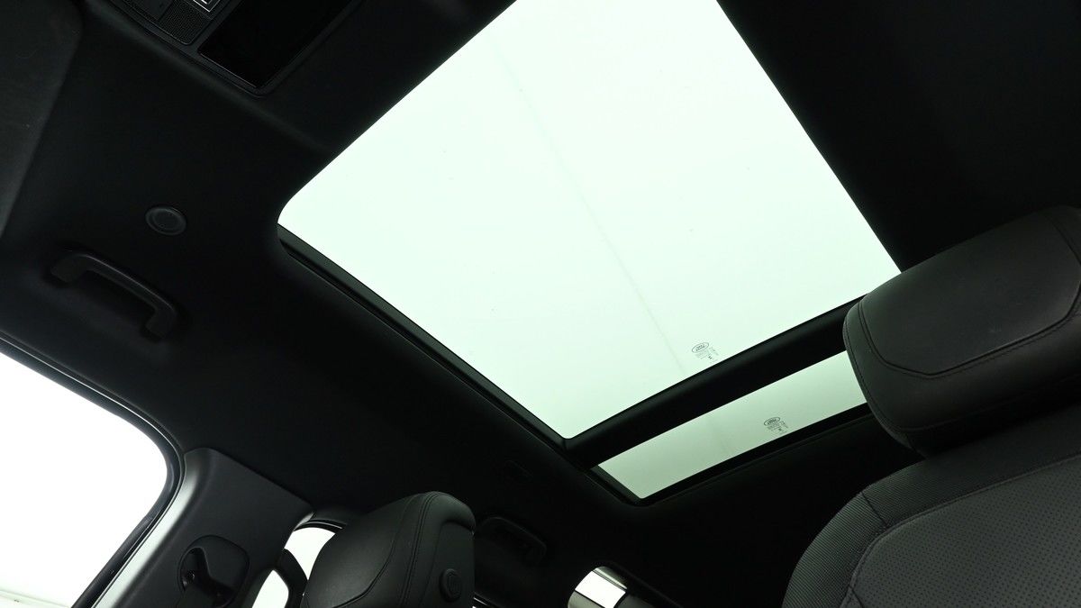 Land Rover Defender 110 Image 2