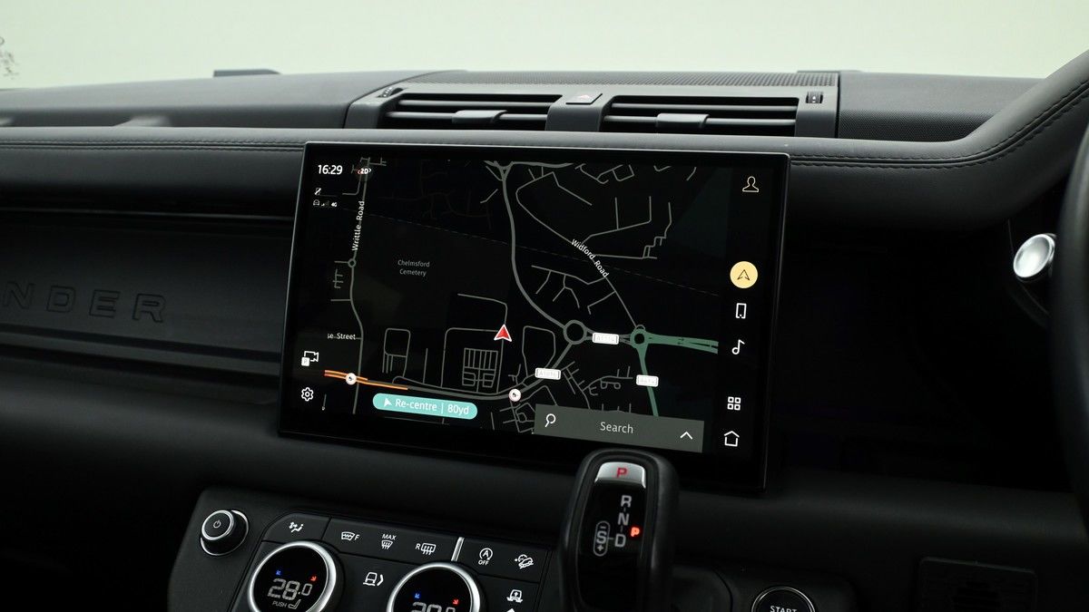 Land Rover Defender 110 Image 11