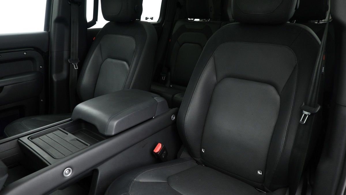 Land Rover Defender 110 Image 4