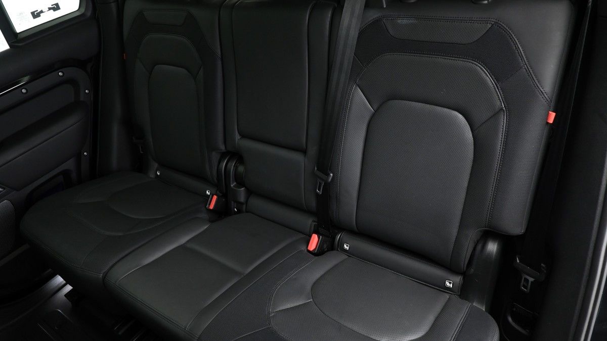 Land Rover Defender 110 Image 5