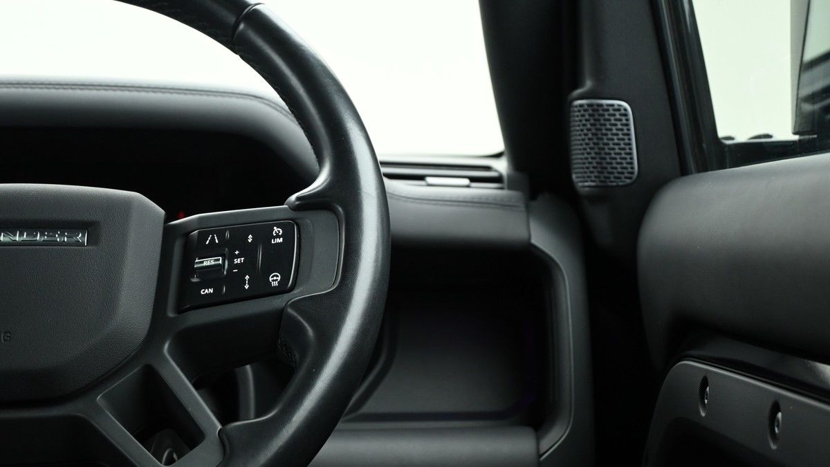 Land Rover Defender 110 Image 16