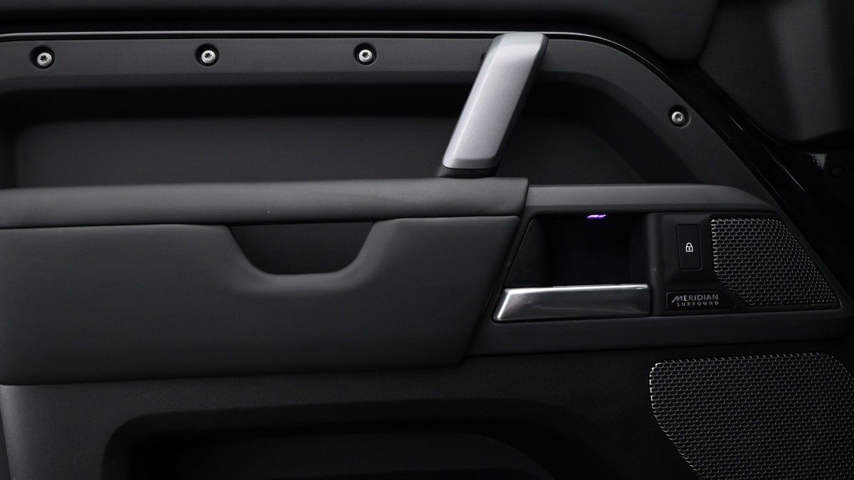Land Rover Defender 110 Image 13