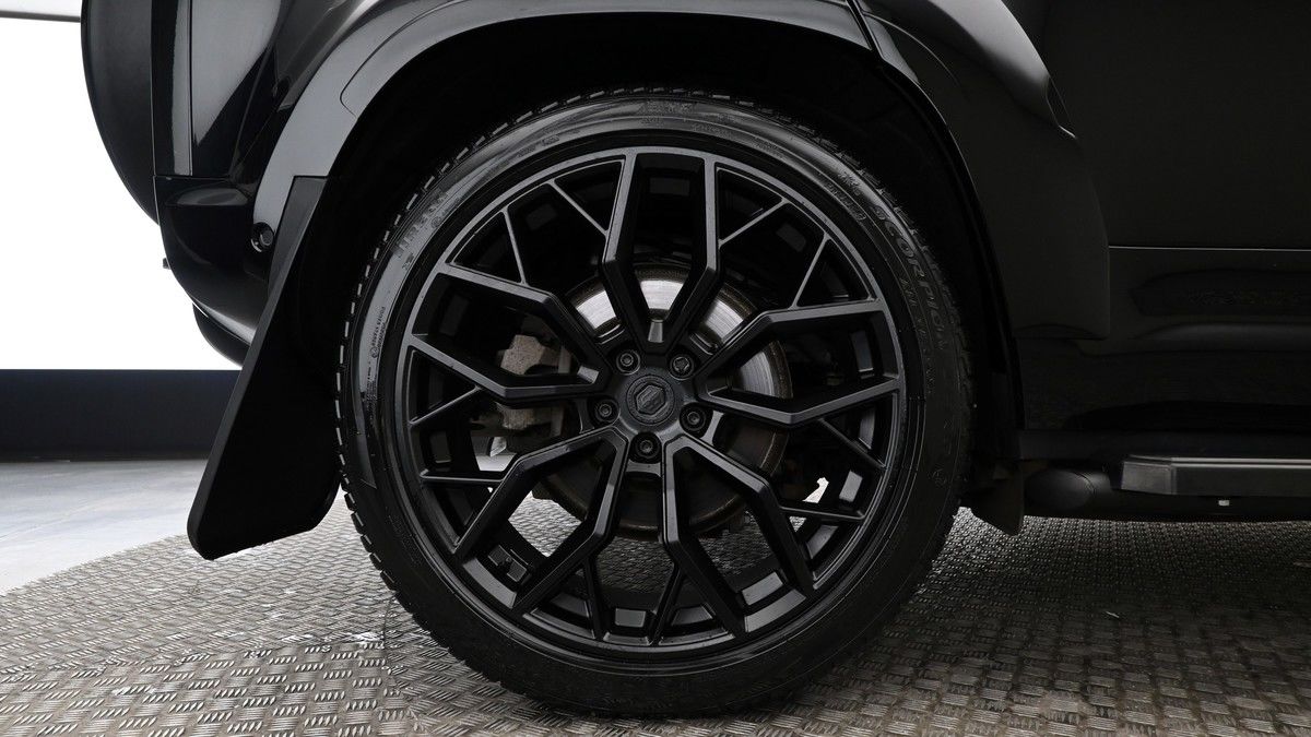 Land Rover Defender 110 Image 9