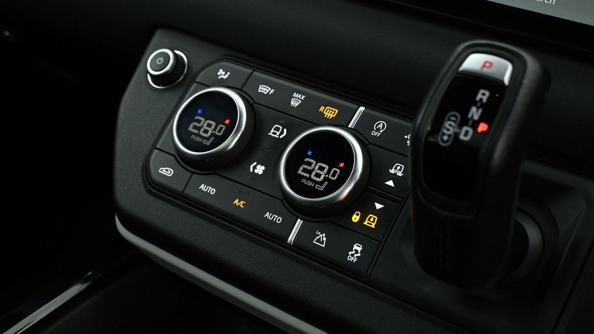 Land Rover Defender 110 Image 24