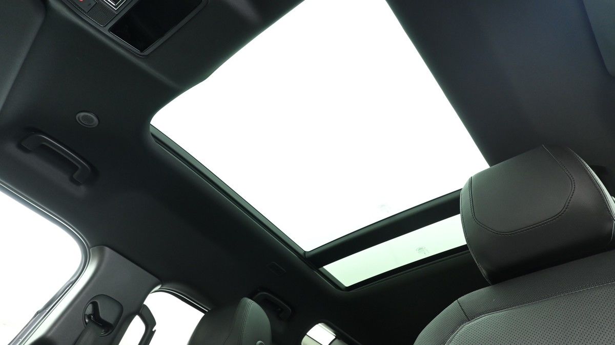 Land Rover Defender 110 Image 4