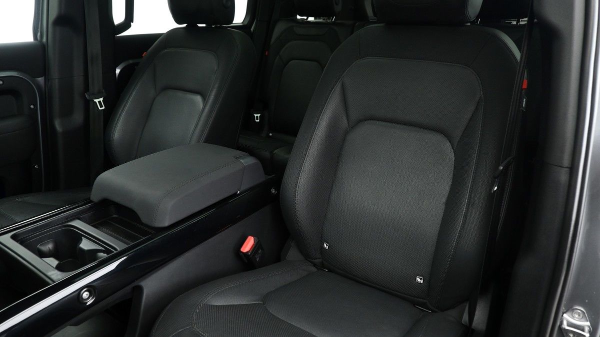Land Rover Defender 110 Image 8