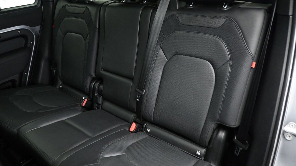 Land Rover Defender 110 Image 10