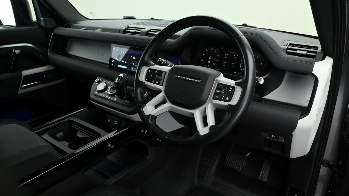 Land Rover Defender 110 Image 6