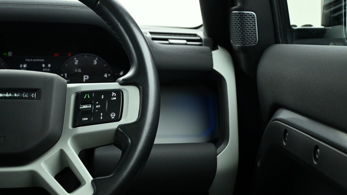 Land Rover Defender 110 Image 32