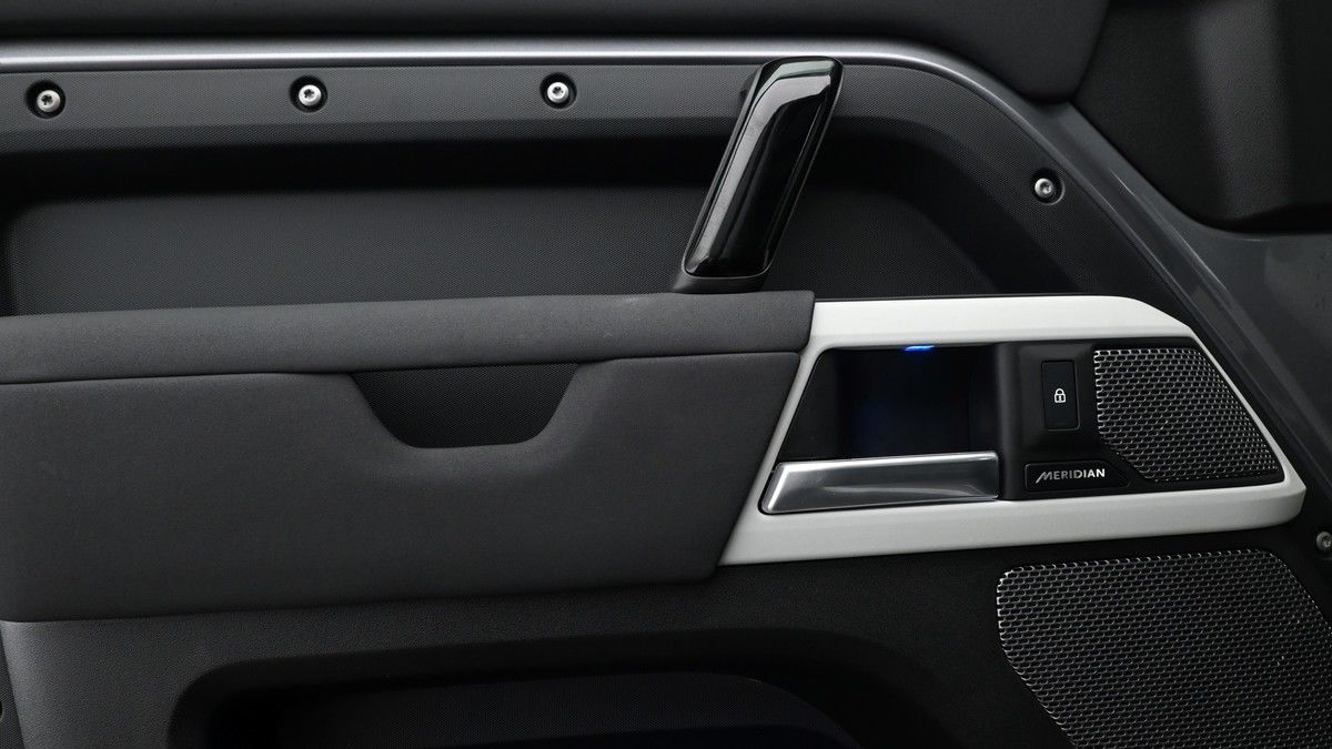 Land Rover Defender 110 Image 26