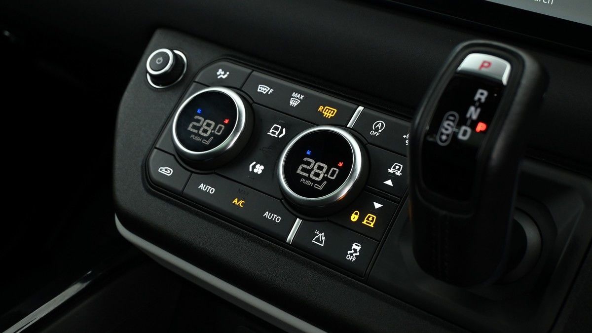 Land Rover Defender 110 Image 23