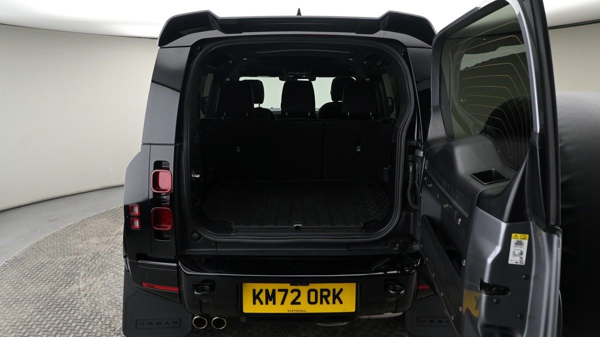 Land Rover Defender 110 Image 19