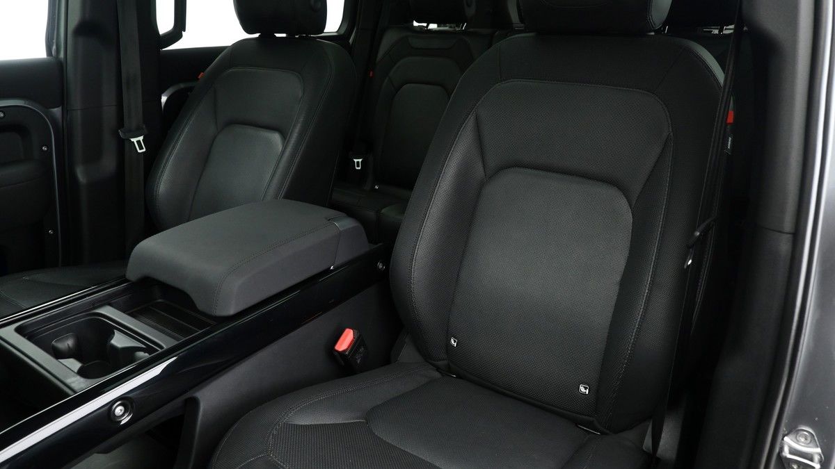 Land Rover Defender 110 Image 7