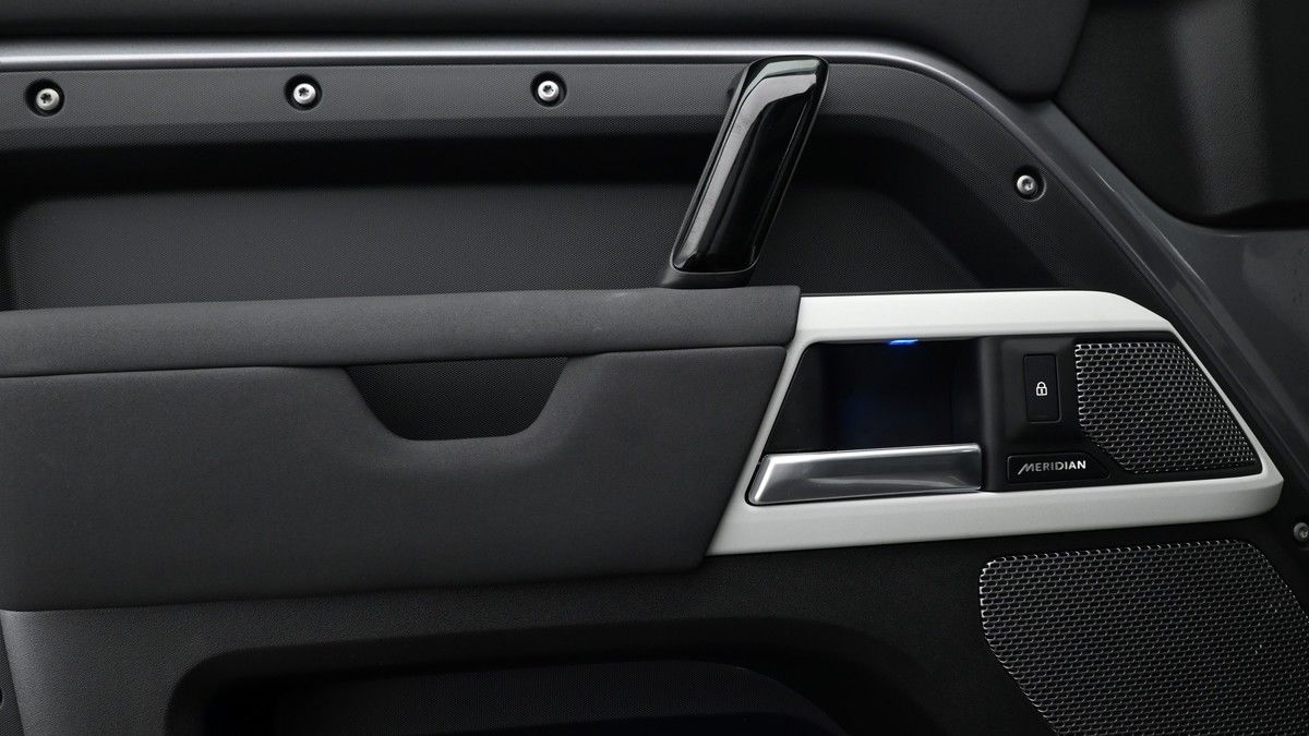 Land Rover Defender 110 Image 25