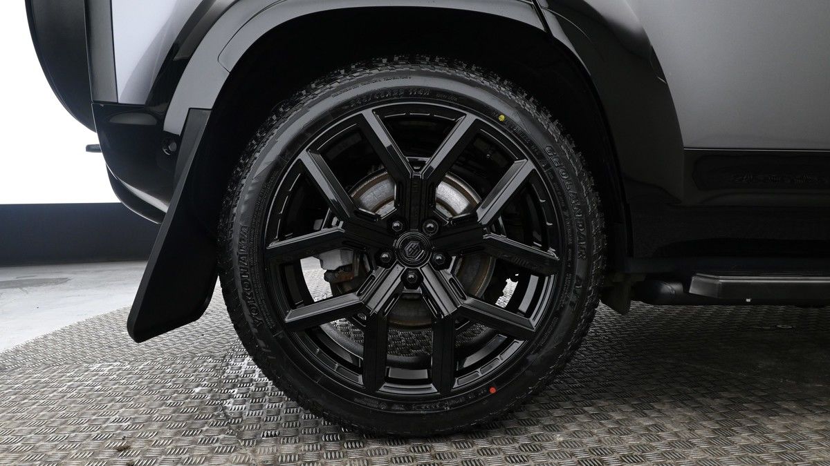 Land Rover Defender 110 Image 17