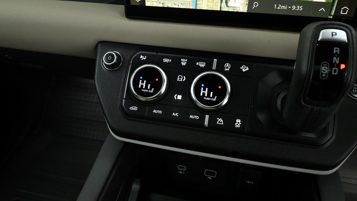 Land Rover Defender 110 Image 12
