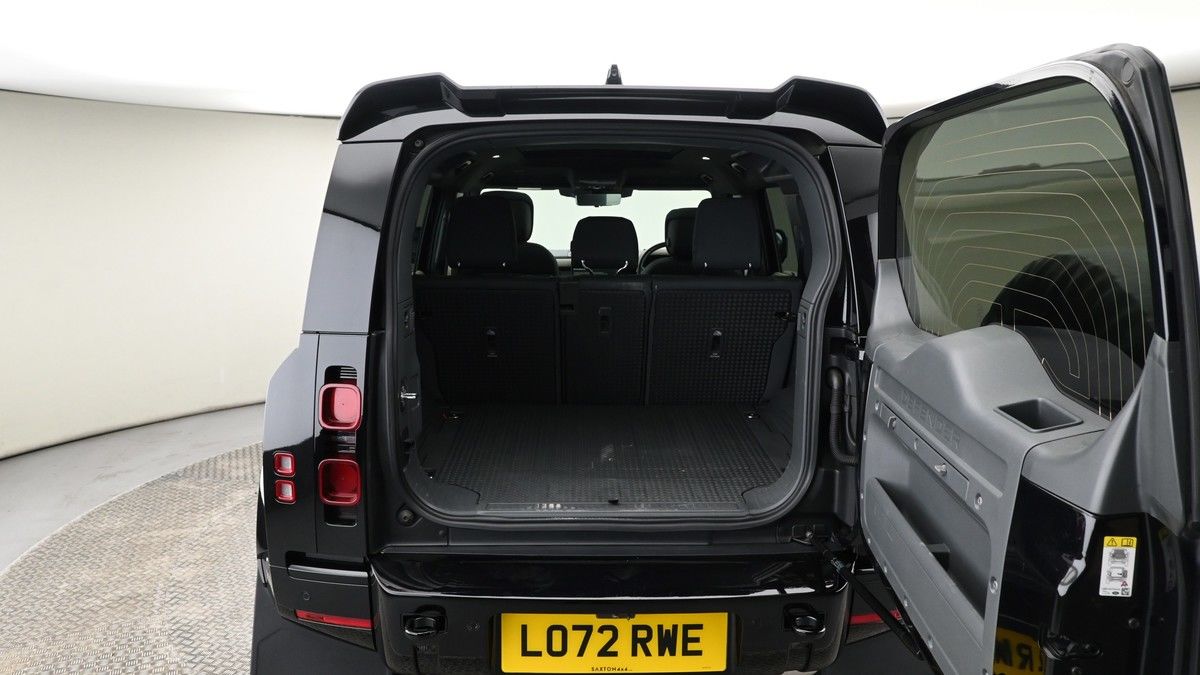 Land Rover Defender 110 Image 10