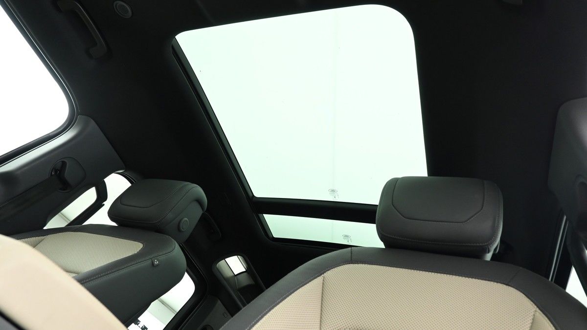 Land Rover Defender 110 Image 2