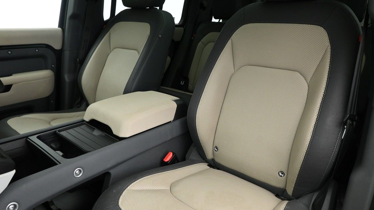 Land Rover Defender 110 Image 4