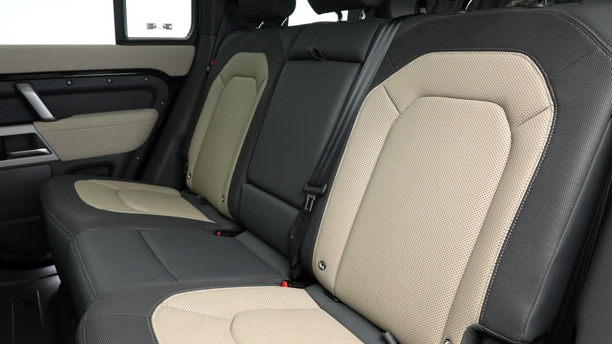 Land Rover Defender 110 Image 5
