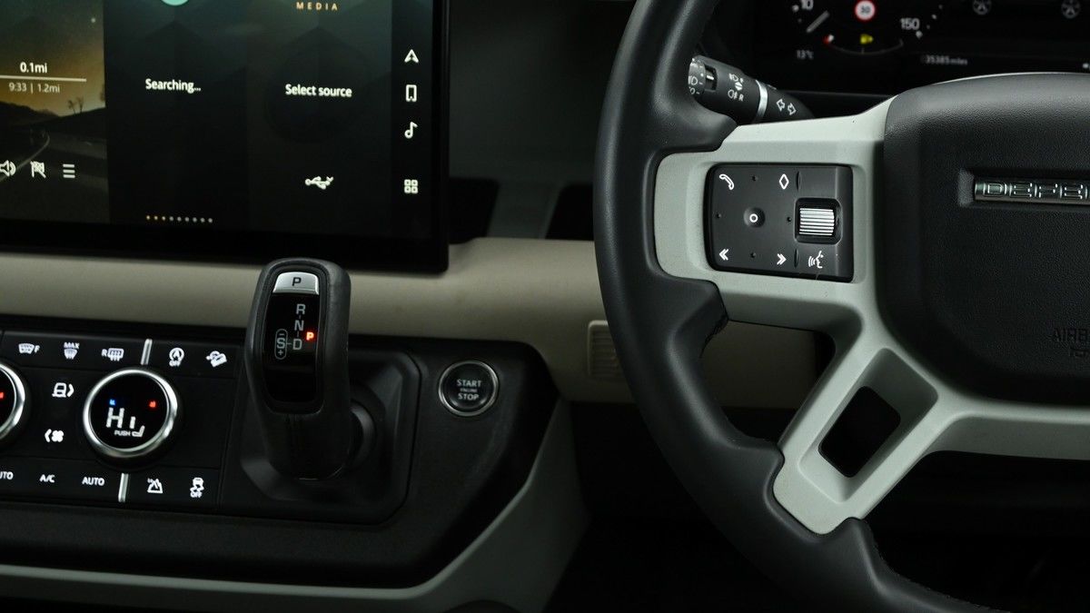 Land Rover Defender 110 Image 15
