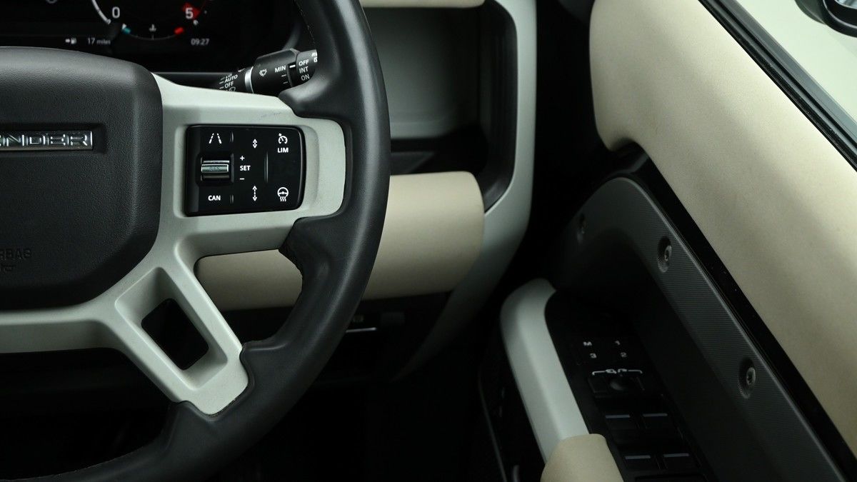 Land Rover Defender 110 Image 16