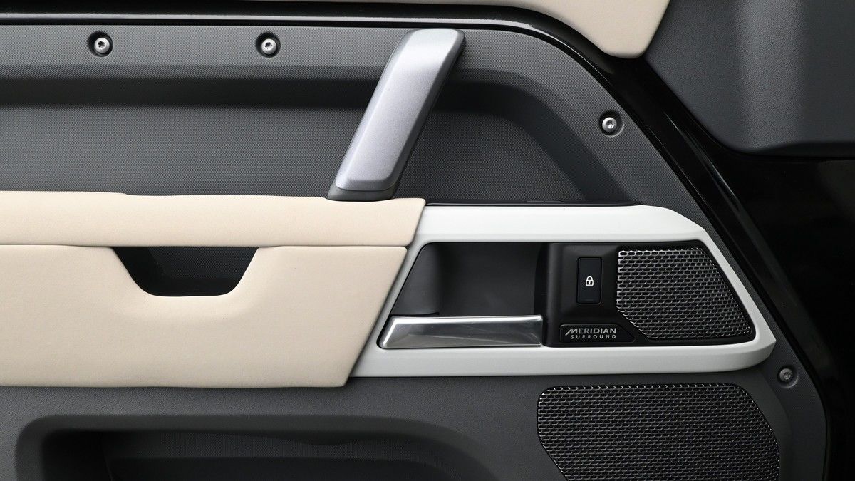 Land Rover Defender 110 Image 13