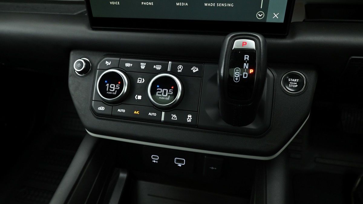 Land Rover Defender 110 Image 12