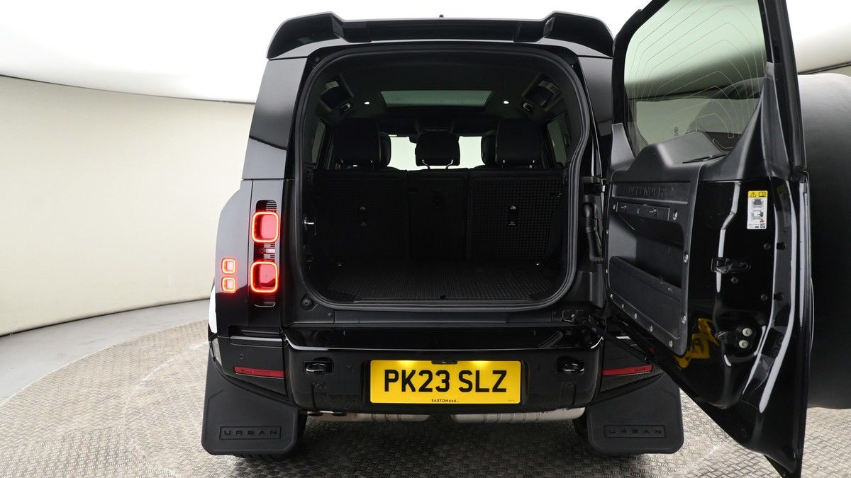 Land Rover Defender 110 Image 10