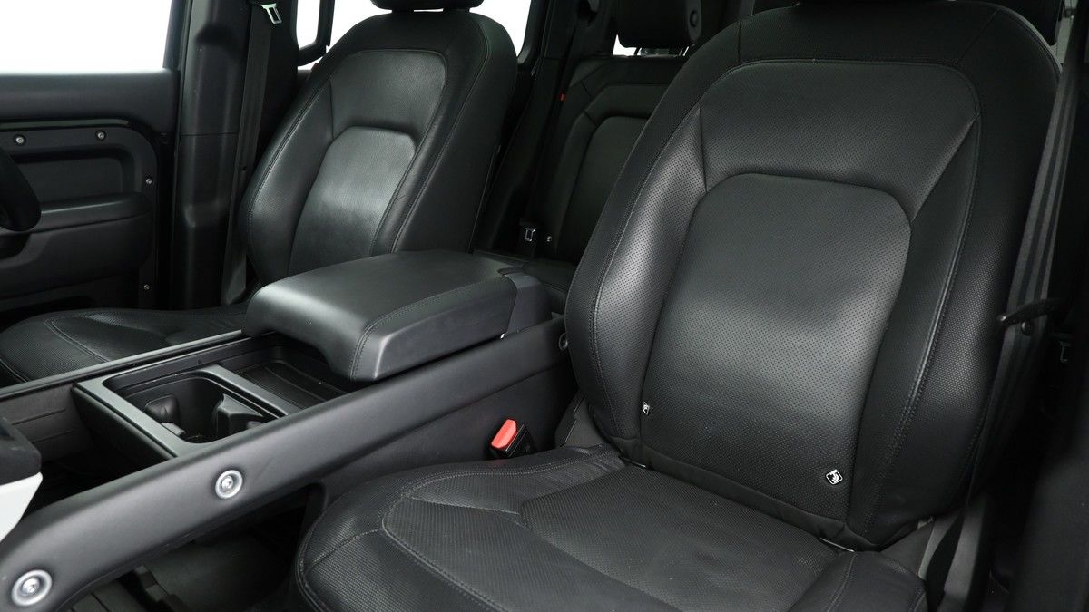 Land Rover Defender 110 Image 4
