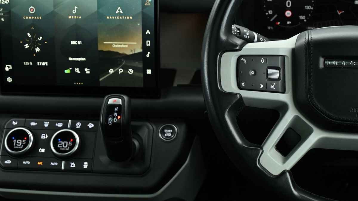 Land Rover Defender 110 Image 15